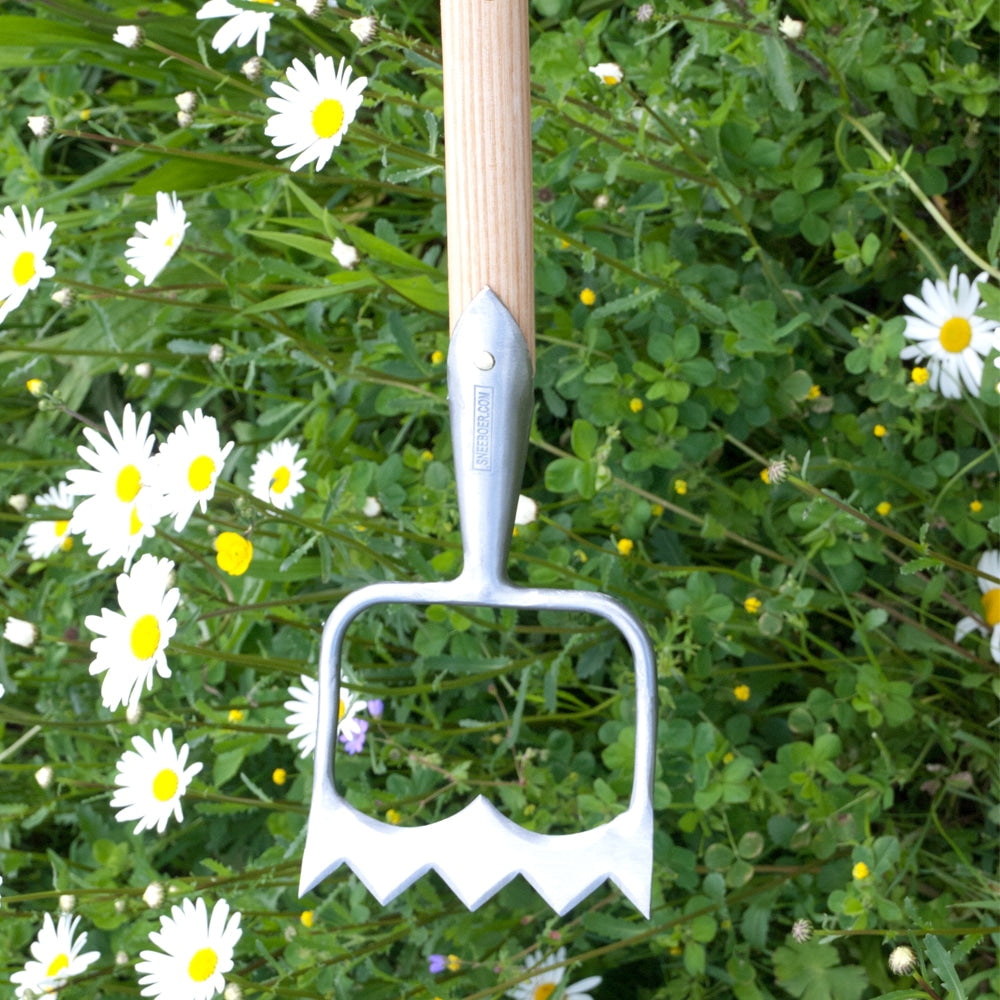 Gartenkultivator mit Holzstiel